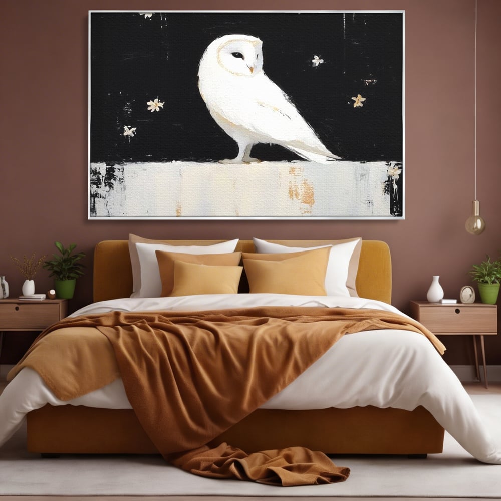 Tablou canvas cu tablou canvas cu bufnita alba, in rama de aluminiu argintiu, pe perete intr-un dormitor